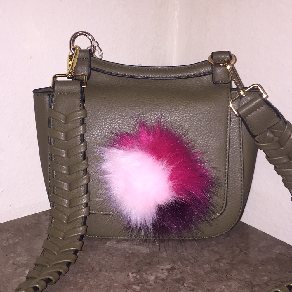 🌻JULES KAE, Olive crossbody w/Pom Pom
